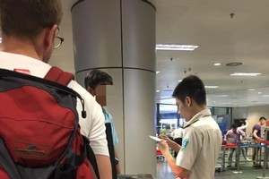 Lực lượng an ninh hàng không kiểm tra giấy tờ đi máy bay tại Nội Bài.