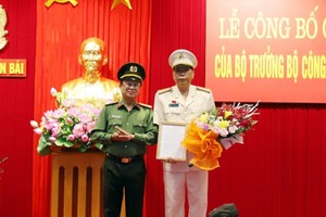 Đại tá Nguyễn Văn Phương, Phó Cục trưởng Cục Tổ chức cán bộ, Bộ Công an trao quyết định điều động, bổ nhiệm Đại tá Đặng Xuân Quỳnh giữ chức Phó Giám đốc Công an tỉnh Yên Bái.