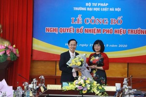 Thứ trưởng Bộ Tư pháp Đặng Hoàng Oanh chúc mừng tân Phó Hiệu trưởng Đại học Luật Lê Đình Nghị.