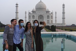 Du khách thăm đền Taj Mahal trong ngày đầu mở cửa trở lại hôm 21/9. Ảnh: AFP.