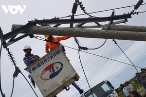 Ngành điện tập trung khắc trụ điện gãy đổ do bão số 5.