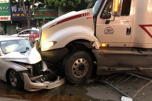 Đầu ôtô BMW biến dạng sau khi bị xe container đâm.