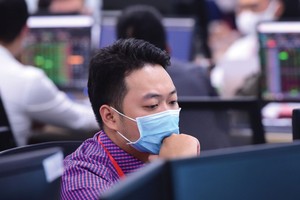 Thị trường giao dịch giằng co trong biên độ hẹp, dòng tiền dịch chuyển nhanh để tìm kiếm cơ hội sinh lời ngắn hạn.