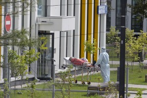 Chuyển bệnh nhân nhiễm COVID-19 tới bệnh viện ở ngoại ô Moskva, Nga. (Ảnh: AFP/TTXVN).