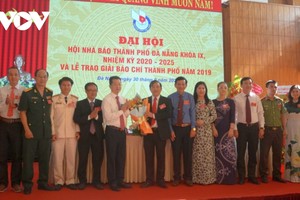 Ông Nguyễn Đức Nam (cầm hoa đứng giữa) được bầu làm Chủ tịch Hội Nhà báo TP Đà Nẵng nhiệm kỳ 2020-2025.