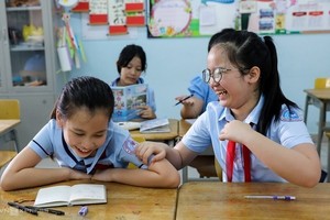 Học sinh trường Tiểu học Đinh Tiên Hoàng (quận 1, TP HCM) trong buổi đầu trở lại trường hồi tháng 5, sau ba tháng nghỉ phòng chống Covid-19.