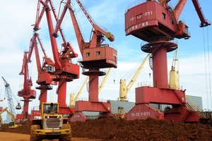 Ông Trump ký lệnh nhằm vô hiệu hóa “át chủ bài” của Trung Quốc