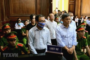 Các bị cáo nghe tuyên án trong phiên xét xử sơ thẩm. (Ảnh: Thành Chung/TTXVN).