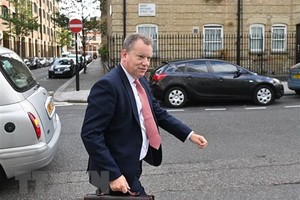 Ông David Frost tới cuộc họp báo ở London, Anh, ngày 10/9/2020. (Ảnh: AFP/TTXVN).