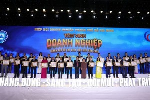 Bà Trương Mỹ Hoa, nguyên Phó Chủ tịch nước trao danh hiệu Doanh nhân TP Hồ Chí Minh tiêu biểu năm 2020 cho các doanh nhân. (Ảnh:TTXVN phát).