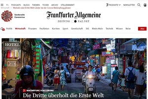 Bài viết trên báo Toàn cảnh Frankfurt (FAZ) của Đức ca ngợi hình mẫu chống dịch của Việt Nam. (Ảnh: Mạnh Hùng/ PV TTXVN tại Đức).