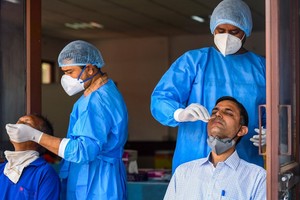 Lấy mẫu xét nghiệm cho viên chức tại thủ đô New Delhi, Ấn Độ, hôm 8/10. Ảnh: AFP.