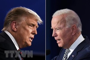Ứng viên tranh cử Tổng thống của đảng Dân chủ Joe Biden (phải) và Tổng thống đương nhiệm Donald Trump trong cuộc tranh luận trực tiếp đầu tiên ở Cleveland, Ohio, ngày 29/9. (Ảnh: AFP/TTXVN).