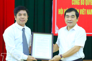 Phó Bí thư Thường trực Tỉnh uỷ Thái Bình (phải) trao quyết định cho tân Chủ tịch Hội Nông dân Thái Bình Lê Hồng Sơn.