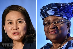 Bộ trưởng Thương mại Hàn Quốc Yoo Myung-hee (trái) tại Geneva (Thụy Sĩ) ngày 16/7/2020 và Cựu Bộ trưởng Tài chính Nigeria Ngozi Okonjo-Iweala tại Geneva ngày 15/7/2020. (Ảnh: AFP/TTXVN).