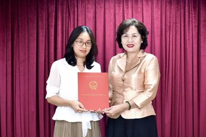 Phó Thống đốc Nguyễn Thị Hồng trao Quyết định bổ nhiệm cho bà Bùi Thúy Hằng.