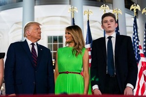 Tổng thống Mỹ Donald Trump, Đệ nhất phu nhân Melania và con trai Barron (Ảnh: Reuters).