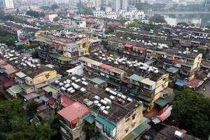 Nhiều chung cư ở Hà Nội đã xuống cấp nghiêm trọng. Trong ảnh là khu tập thể Thành Công, Nguyên Hồng (Hà Nội).