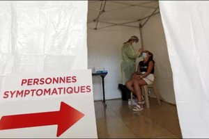 Xét nghiệm Covid-19 ở Pháp. Ảnh: Le Monde.