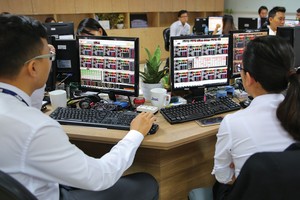 Không chờ đến khi các môi giới tư vấn thông tin, nhiều nhà đầu tư đã chủ động hỏi nên “vào mã nào” hay “mã nào còn triển vọng”. Ảnh: Lê Toàn