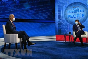 Ứng viên Tổng thống Mỹ của đảng Dân chủ Joe Biden (trái) tại phiên chất vấn của cử tri tại bang Pennsylvania tối 15/10/2020. (Ảnh: AFP/TTXVN).