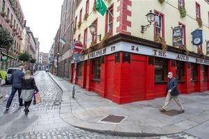 Các cửa hàng đóng cửa do dịch COVID-19 tại Dublin, Ireland ngày 18/9/2020. (Nguồn: AFP/TTXVN).