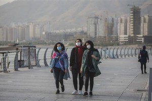 Người dân đeo khẩu trang phòng lây nhiễm Covid-19 tại Tehran, Iran. Ảnh: THX.