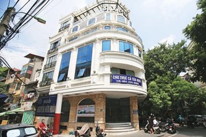 Một khách sạn lớn ở phố Hàng Tre (Hà Nội) phải treo biển cho thuê từ nhiều ngày qua. Ảnh: Đức Thanh.