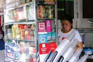 Sự phát triển của dịch vụ tài chính giúp người dân mua sắm thuận tiện hơn.