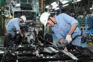 Lắp ráp xe ô tô tại Nhà máy Toyota Việt Nam (KCN Phúc Yên). Ảnh: KL.