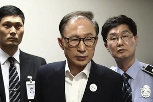 Cựu Tổng thống Lee Myung-bak (giữa). Ảnh: SCMP.