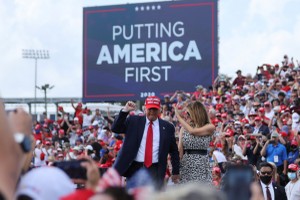 Tổng thống Trump và Đệ nhất phu nhân Melania tại cuộc vận động tranh cử ở Tampa, bang Florida ngày 29-10. Ảnh: Reuters.