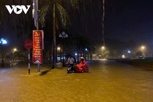 Tại thị trấn Dùng, huyện Thanh Chương nước đã ngập khá sâu.