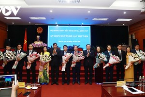 Thường trực Tỉnh ủy, HĐND tỉnh tặng hoa chúc mừng các cán bộ nghỉ hưu và nhận nhiệm vụ công tác mới.