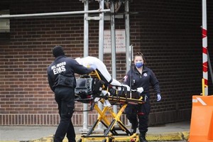 Nhân viên y tế chuyển bệnh nhân Covid-19 tới bệnh viện ở New York, Mỹ, ngày 11/5/2020. Ảnh: THX.