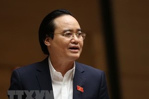 Bộ trưởng Bộ Giáo dục và Đào tạo Phùng Xuân Nhạ giải trình, làm rõ một số vấn đề đại biểu Quốc hội nêu. (Ảnh: Dương Giang/TTXVN).