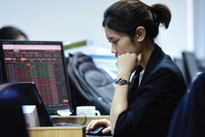 Luật Chứng khoán 2019 cho phép chào bán chứng khoán dưới mệnh giá trong một số trường hợp như thị giá cổ phiếu trên sàn giảm xuống dưới mệnh giá... Ảnh: Dũng Minh.