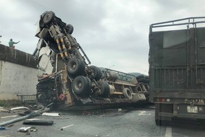 Phần đầu xe tan nát nhưng rất may 2 người trên xe chỉ bị thương nhẹ.