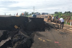 Đường mới làm xong, chưa bàn giao đã bị sạt lở nghiêm trọng.