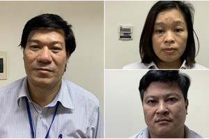 Bị can Nguyễn Nhật Cảm (trái) cùng đồng phạm vụ nâng khống máy xét nghiệm Covid-19.