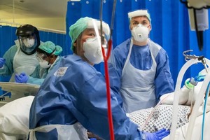 Điều trị bệnh nhân Covid-19 tại Anh. Ảnh: Guardian.