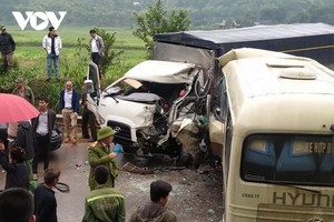 Tại hiện trường, phần đầu 2 chiếc xe biến dạng, chiếc xe khách quay ngang đường.