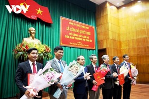Ông Lê Trường Lưu, Bí thư Tỉnh ủy Thừa Thiên Huế (thứ 3 từ phải sang) và Phó Bí thư Thường trực Tỉnh ủy Nguyễn Quốc Đoàn trao các quyết định và tặng hoa chúc mừng các cán bộ được phân công, bổ nhiệm.