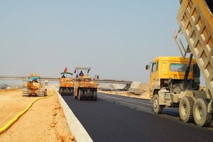 Đầu tư công không chỉ góp phần tăng trưởng, phát triển cơ sở hạ tầng của đất nước mà còn giải quyết đời sống, thu nhập cho hàng triệu người. Theo tính toán của Tổng cục Thống kê, cứ 1% đầu tư thì sẽ góp phần tăng GDP 0,06%.