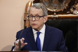 Thống đốc bang Ohio Mike DeWine. (Ảnh: AP/Paul Vernon).