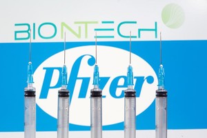 Ứng viên vắc xin do Pfizer và BioNTech phối hợp sản xuất hiện đã được cả Mỹ và EU đặt hàng (Ảnh minh họa: Reuters).