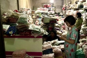 Kho hàng tàng trữ gần 1.300 sản phẩm giả mạo.