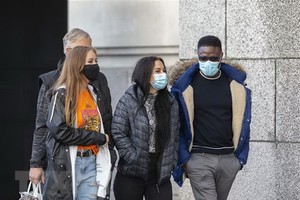 Người dân đeo khẩu trang phòng dịch COVID-19 tại London, Anh. (Ảnh: THX/TTXVN).