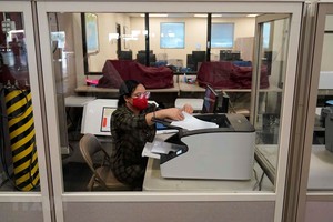 Nhân viên bầu cử kiểm phiếu bầu Tổng thống Mỹ tại Las Vegas, hạt Clark, bang Nevada ngày 4/11/2020. (Ảnh: AP/TTXVN).