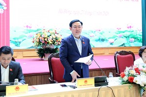 Bí thư Thành ủy, Trưởng đoàn ĐBQH TP Hà Nội Vương Đình Huệ phát biểu tại hội nghị (Ảnh: Cổng TTĐTTP Hà Nội).